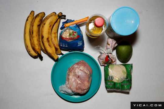 委内瑞拉物资匮乏物价飞涨:民众排队抢购 一天